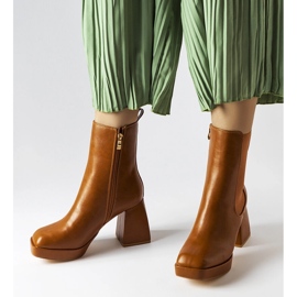 Braune Stiefel mit klobigem Absatz von Watson 1