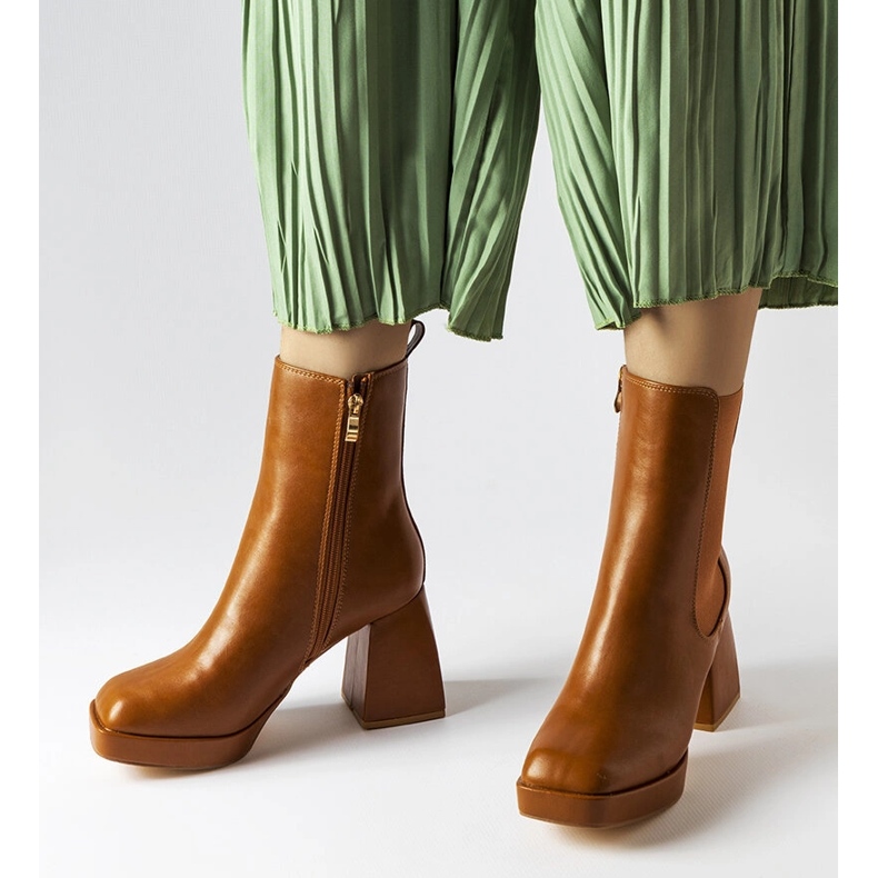 Braune Stiefel mit klobigem Absatz von Watson 1