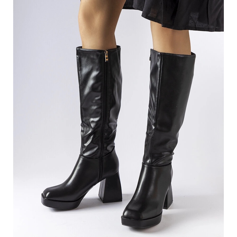 Schwarze Stiefel auf einem massiven Pfosten von Villanova 1