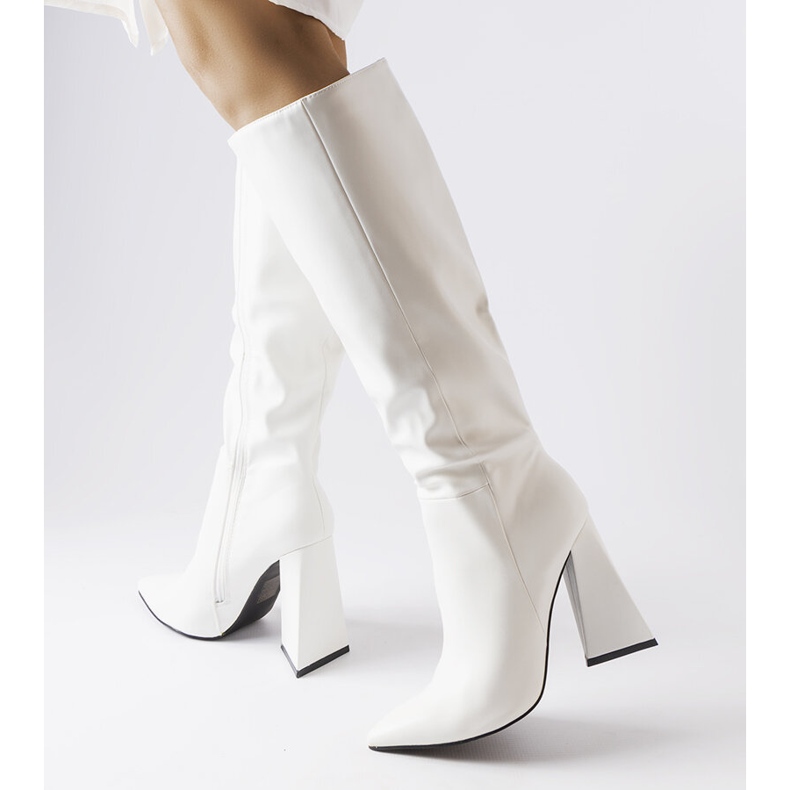 Weiße Medicina-Stiefel am Pfosten 1