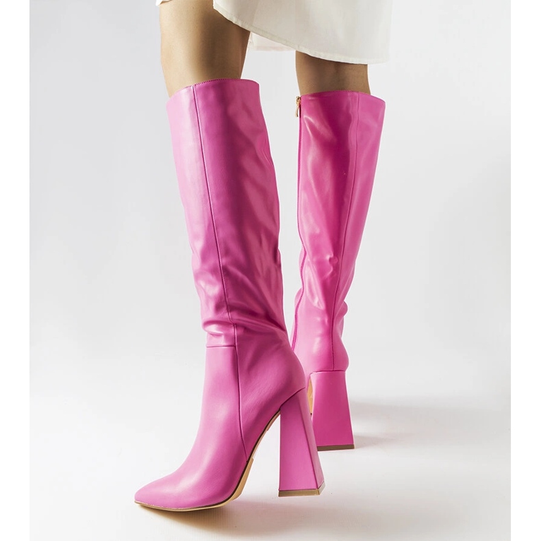 Rosa Stiefel am Medicina-Pfosten 1