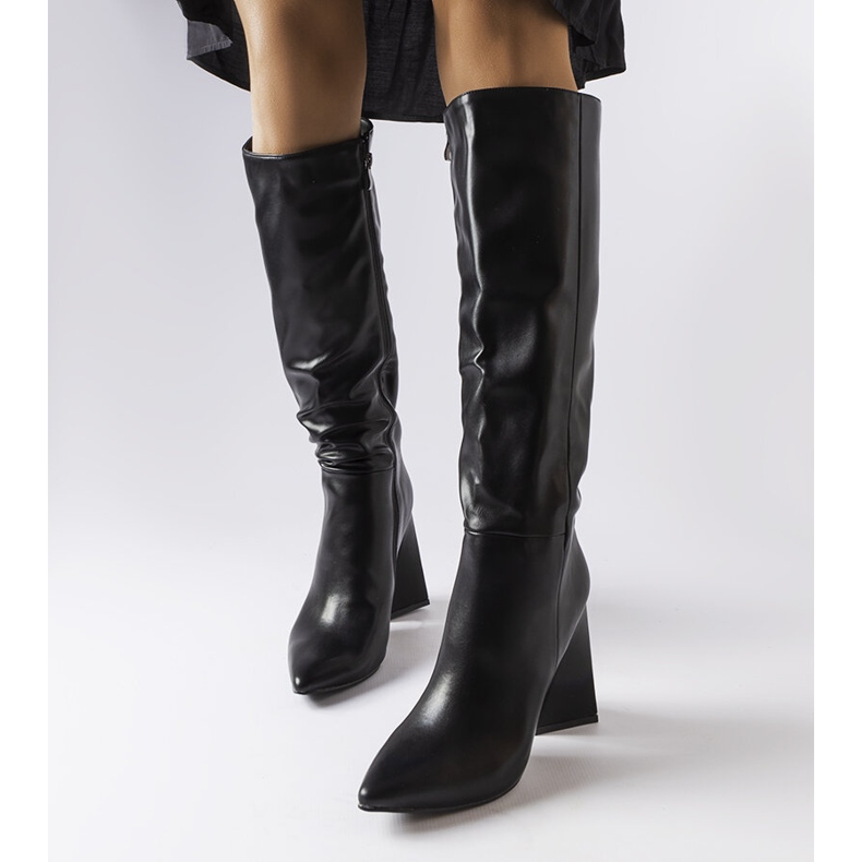 Schwarze Medicina-Stiefel am Pfosten 1