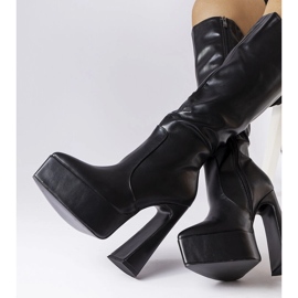 Schwarze Stiefel auf massivem Pfosten von Sovizzo 2