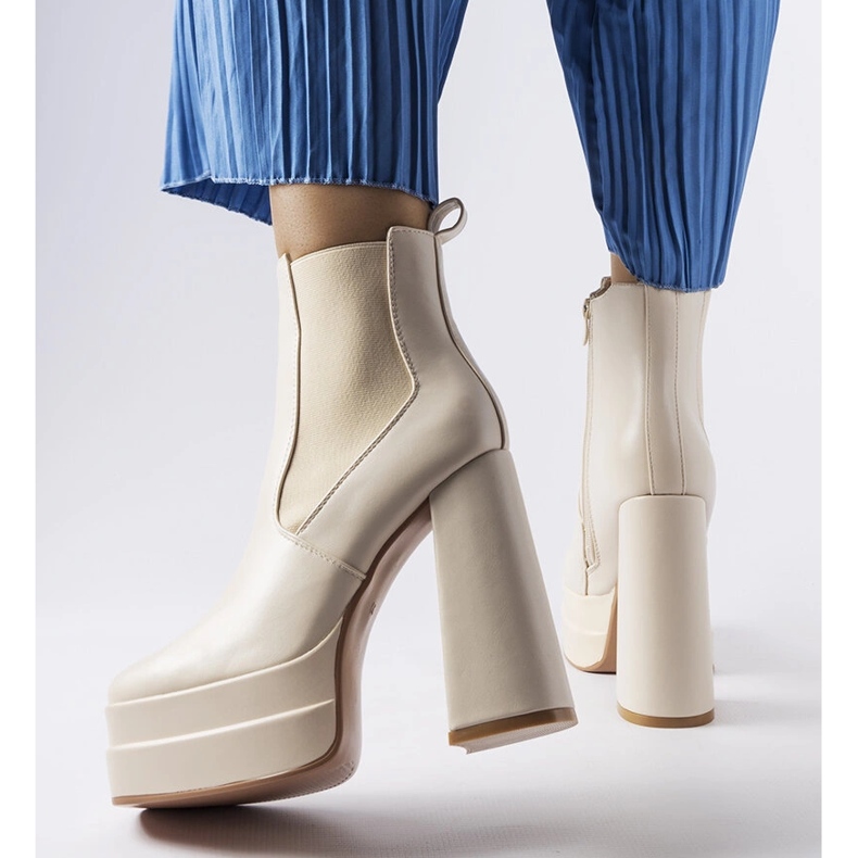 Beigefarbene High-Heel-Stiefel von Copertino 1