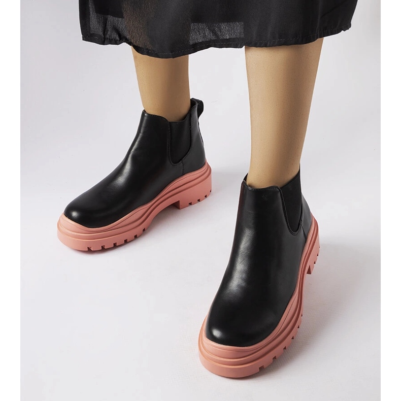 Schwarze Stiefeletten auf einem farbenfrohen Marinone-Plateau 1