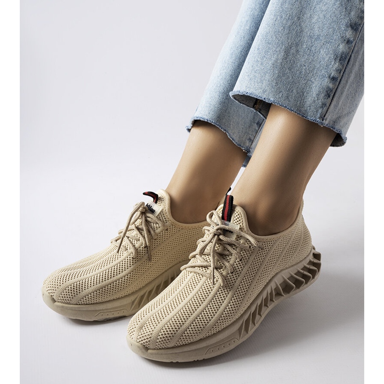 Beigefarbene Slip-On-Schuhe mit Spitze 1