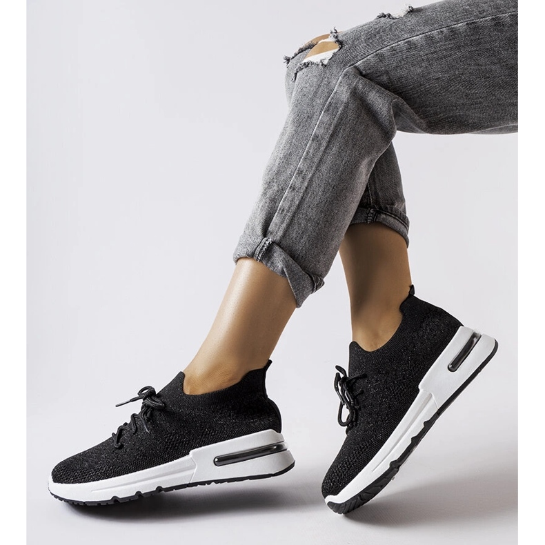 Inna Schwarze Sneakers, verziert mit einem glänzenden Randolph-Faden 2