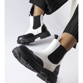 Inna Schwarz-weiße Slip-On-Stiefel von Albany 1