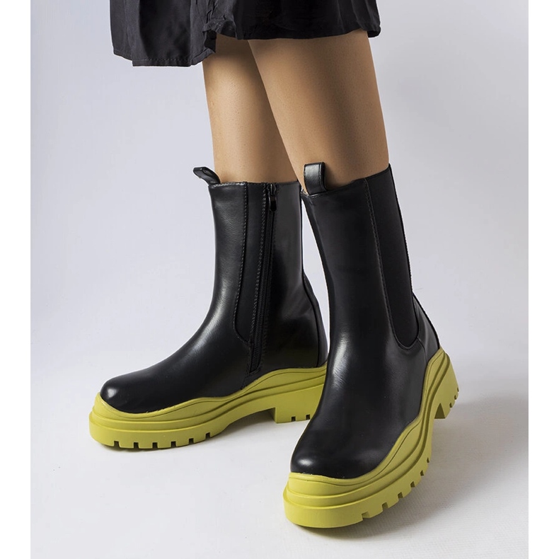 Schwarze Stiefel mit farbiger Sohle von Delebio 1