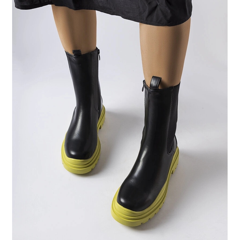 Schwarze Stiefel mit farbiger Sohle von Delebio 2