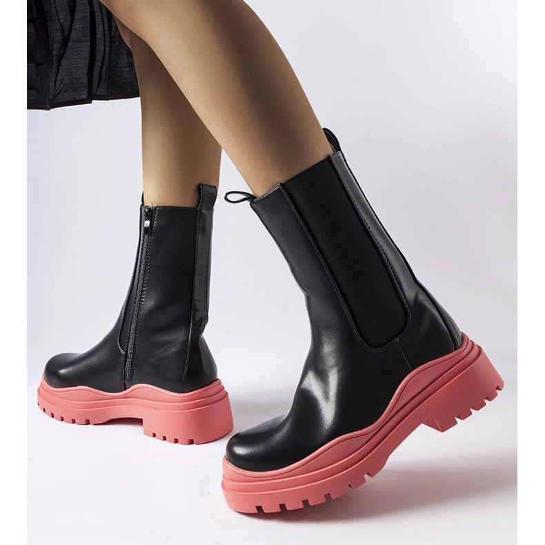 Schwarze Stiefel mit farbiger Sohle von Delebio 1