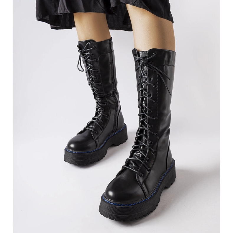 Schwarze isolierte Stiefel auf der Hide-Plattform 1