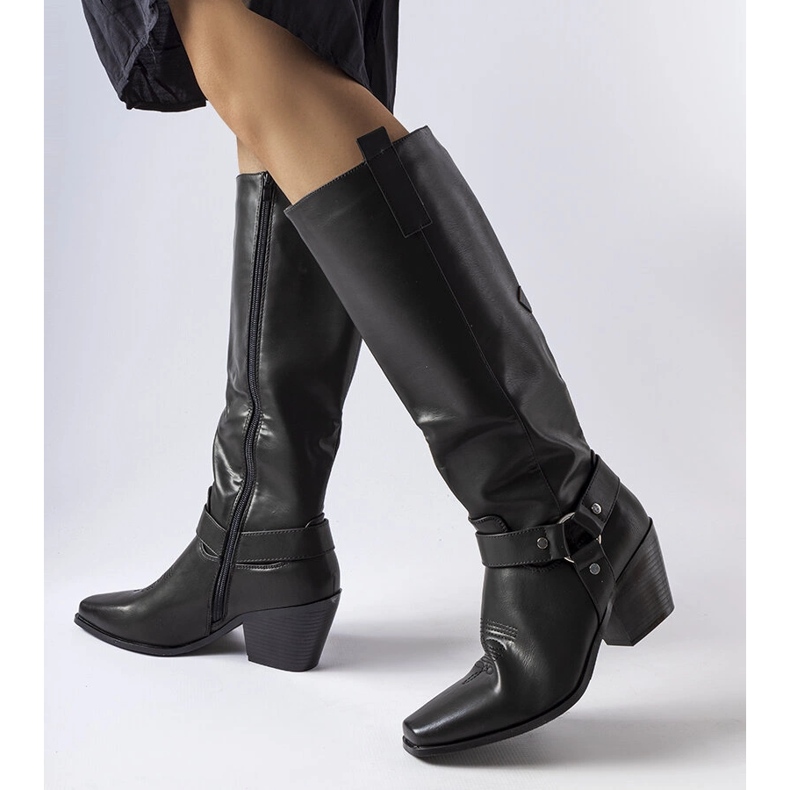 Schwarze Cowboystiefel am Pfosten 1