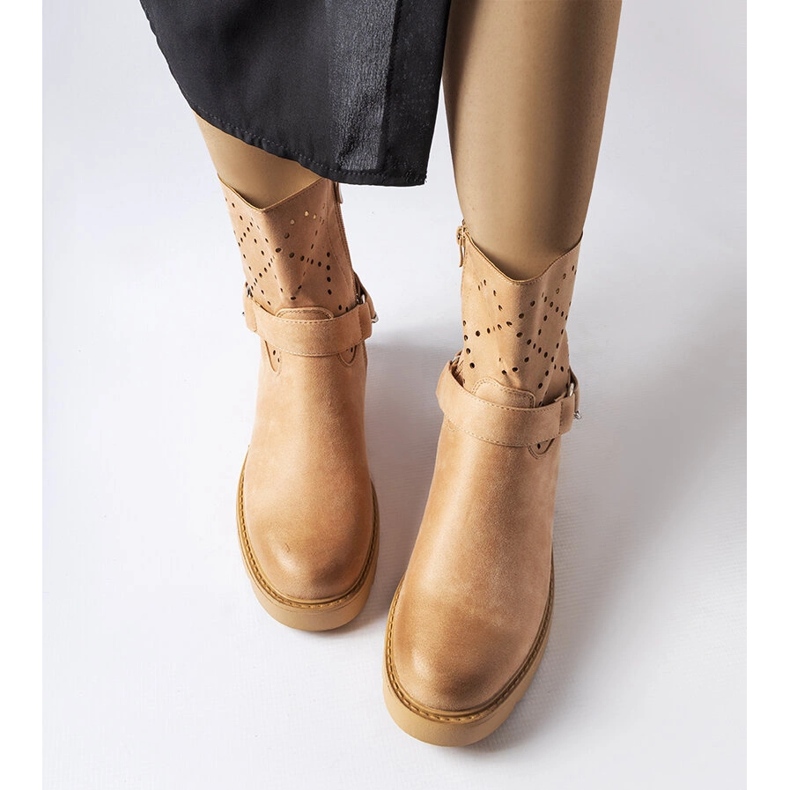 Beige durchbrochene Stiefel mit Kette von Procopio 1