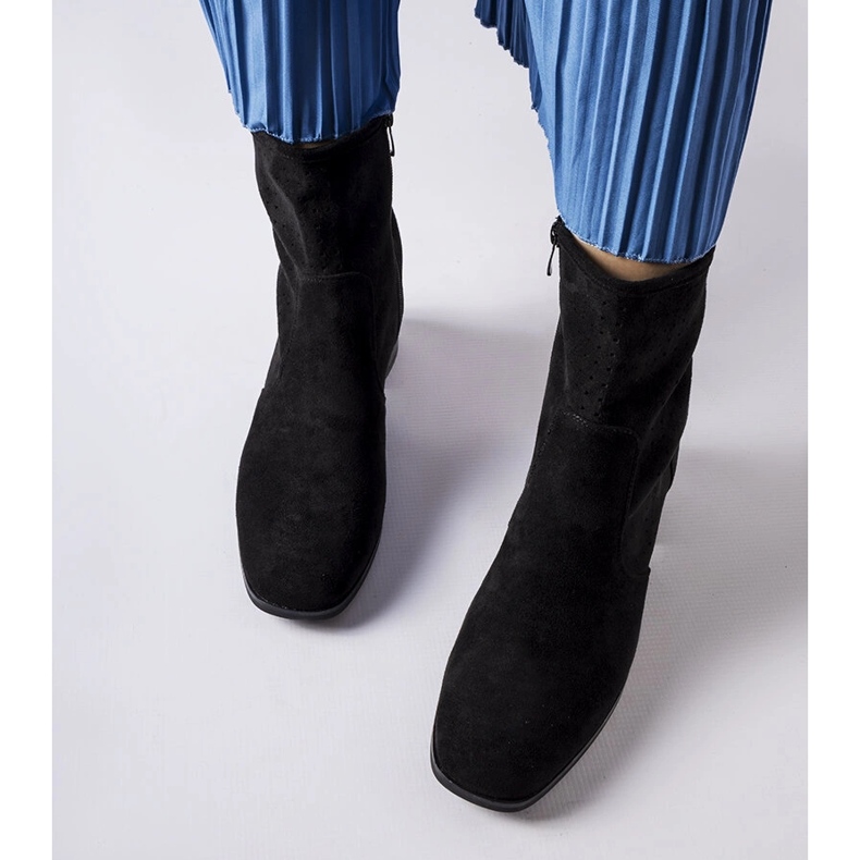 Schwarze Stiefeletten mit perforiertem Obermaterial von Cavallo 1