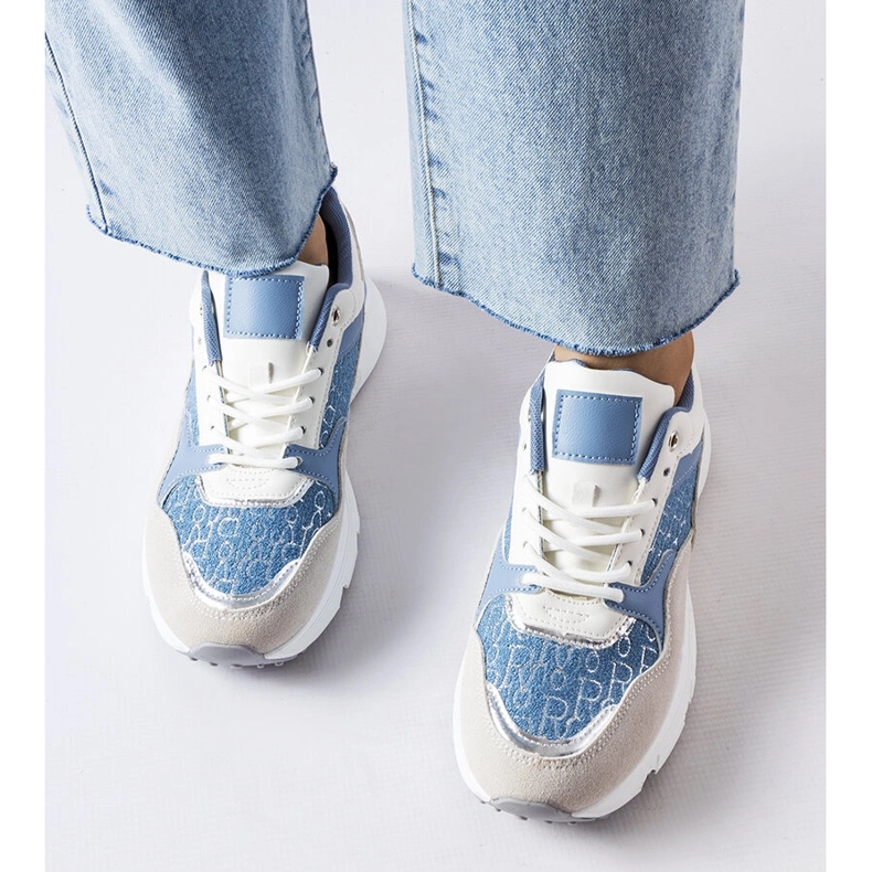 Blau-weiße Schuhe mit silbernen Details von Rio 1