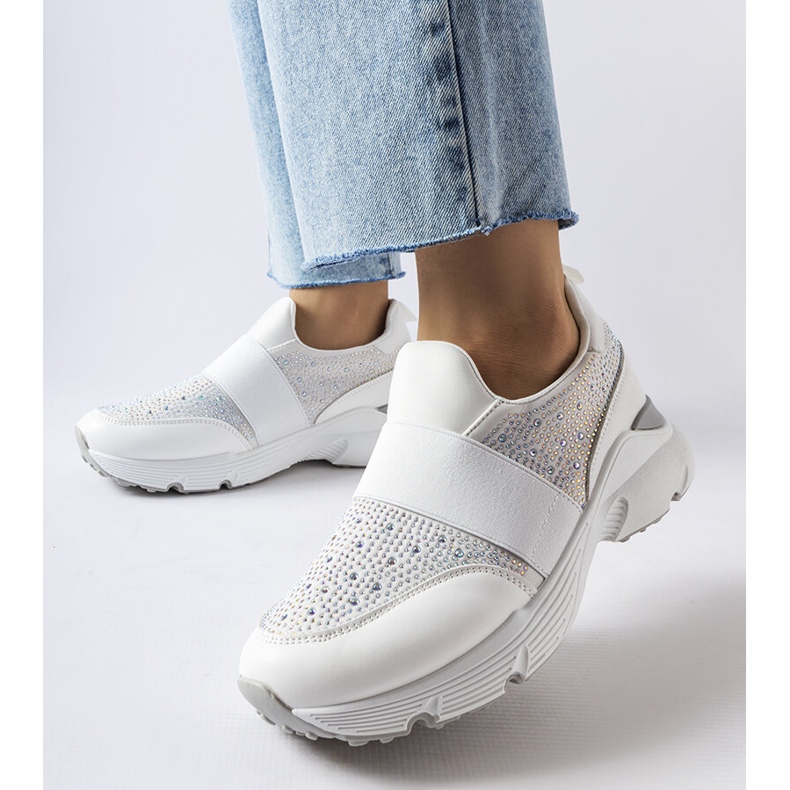 Weiße Sneakers mit silbernen Milea-Dekorationen 1