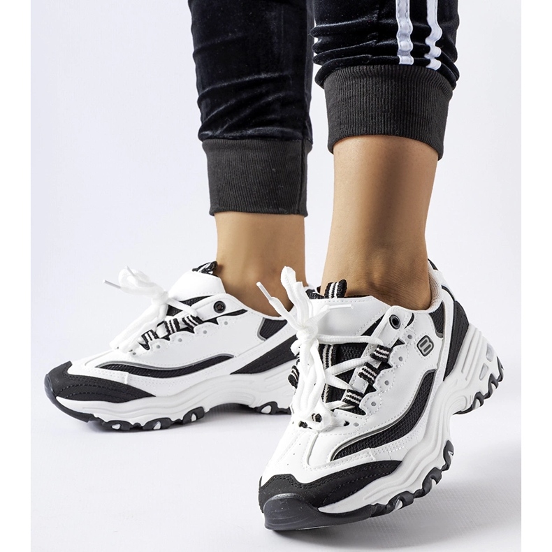 Weiße und schwarze Sport-Sneaker von Kouri 2