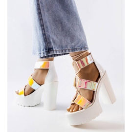 Inna Weiße klobige Sandalen am Pfosten Katja 1