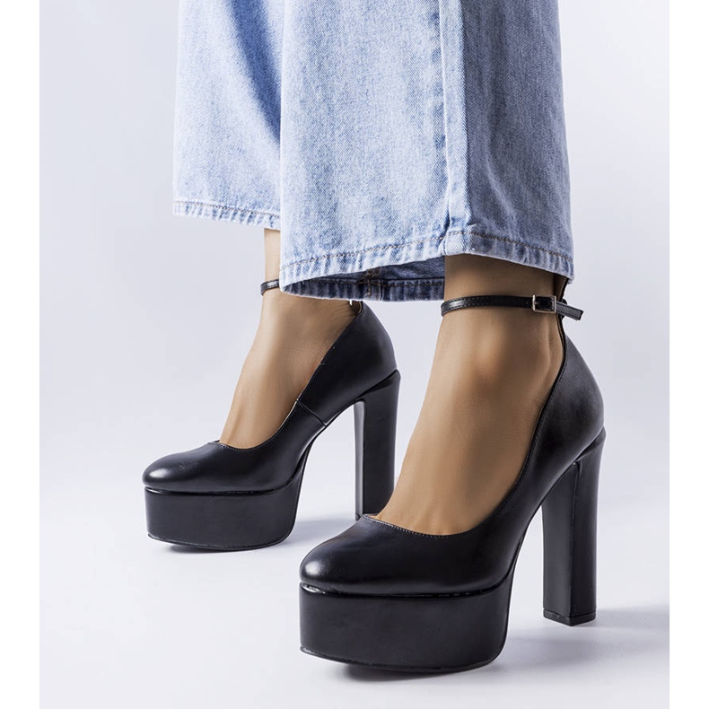 Schwarze Pumps mit hohem Absatz von Hervé 1