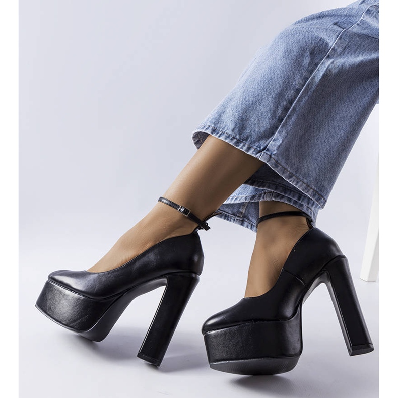 Schwarze Pumps mit hohem Absatz von Hervé 2