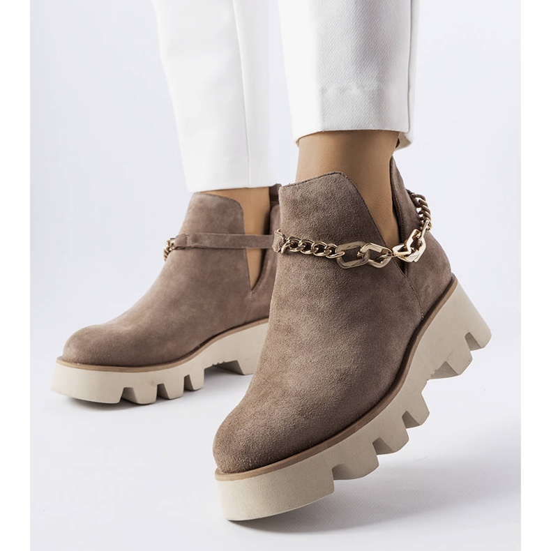 Beige Lederstiefel, verziert mit einer Karino-Kette 1