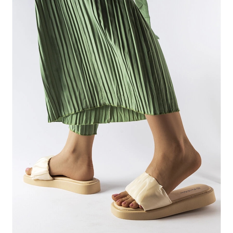 Beigefarbene, mit Rüschen verzierte Slider von Boulevard weiß 1