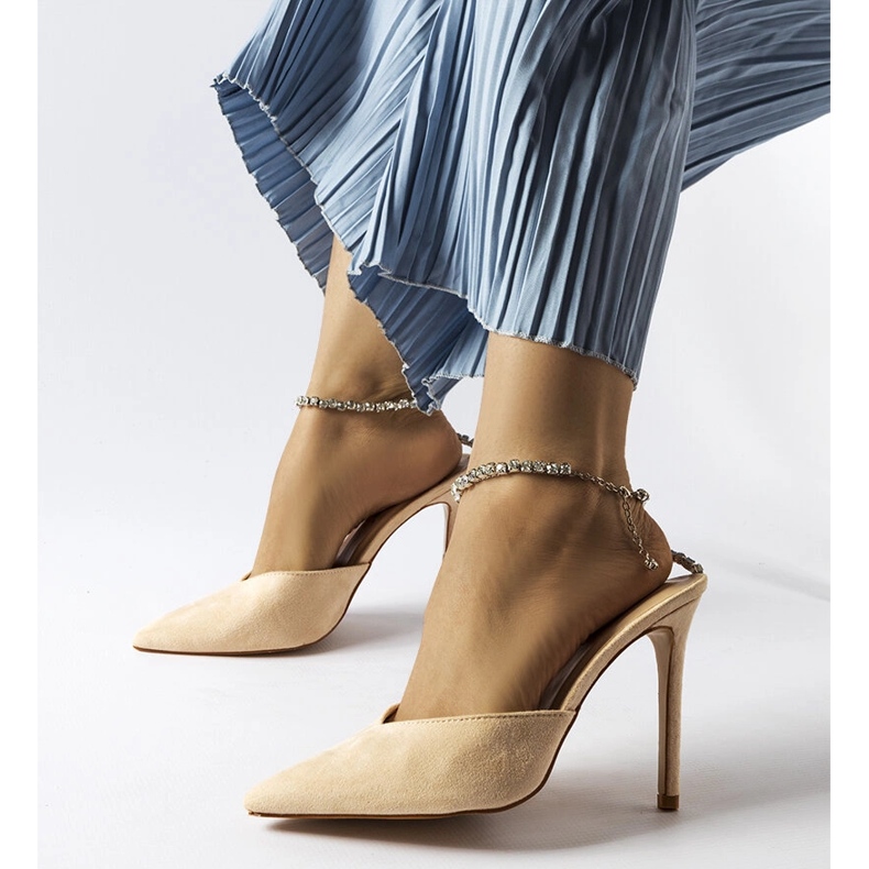 Beigefarbene Stiletto-Pumps von Claude mit Strasssteinen 1