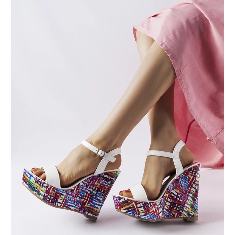 Weiße Keilsandaletten mit Fairmont-Dekor 2