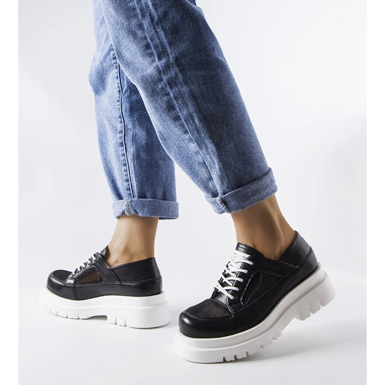 Inna Schwarze, durchbrochene, massive Tasmin-Schuhe 1