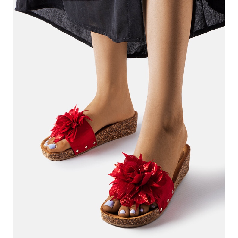 Rote Sandalen mit einer Blume auf einer Korksohle von Anjali 1