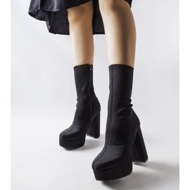 Schwarze Satinstiefel auf massivem Pfosten von Glus 1