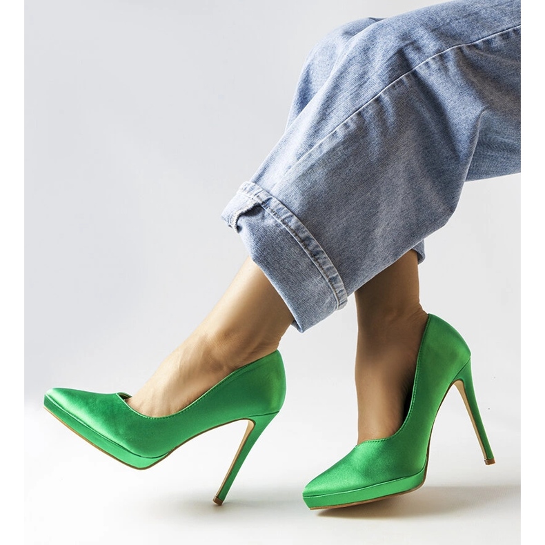 Grüne Satinpumps von Silje 1