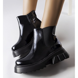 Schwarz lackierte Isolierstiefel von Delit 1