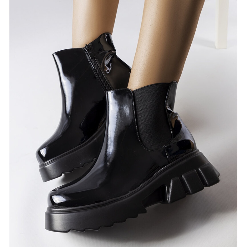 Schwarz lackierte Isolierstiefel von Delit 1