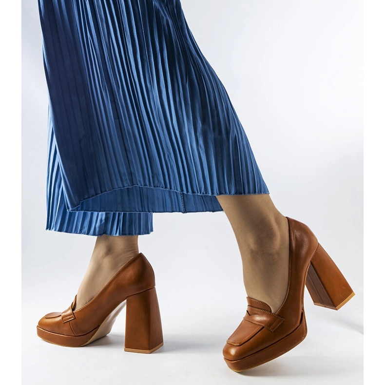 Braune Pumps mit hohen Absätzen von Inès 1