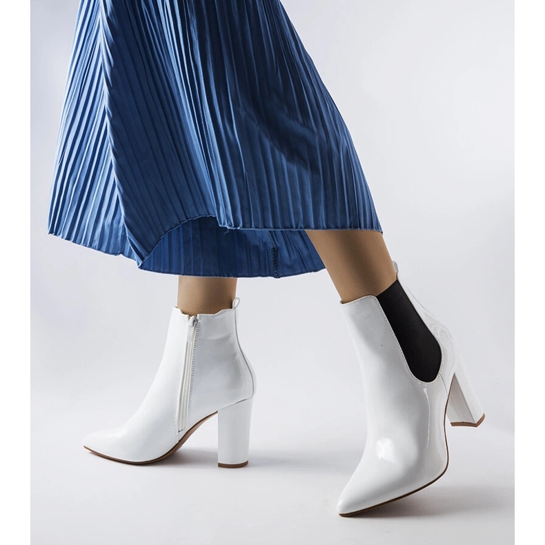 Dolla weiß lackierte Stiefel am Pfosten 1