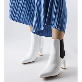 Dolla weiß lackierte Stiefel am Pfosten 2