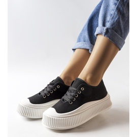 Inna Schwarze Sneakers und klobige Sohlen von Wallace 1