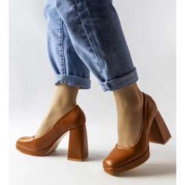 Braune Pumps mit hohen Absätzen von Mailly 1