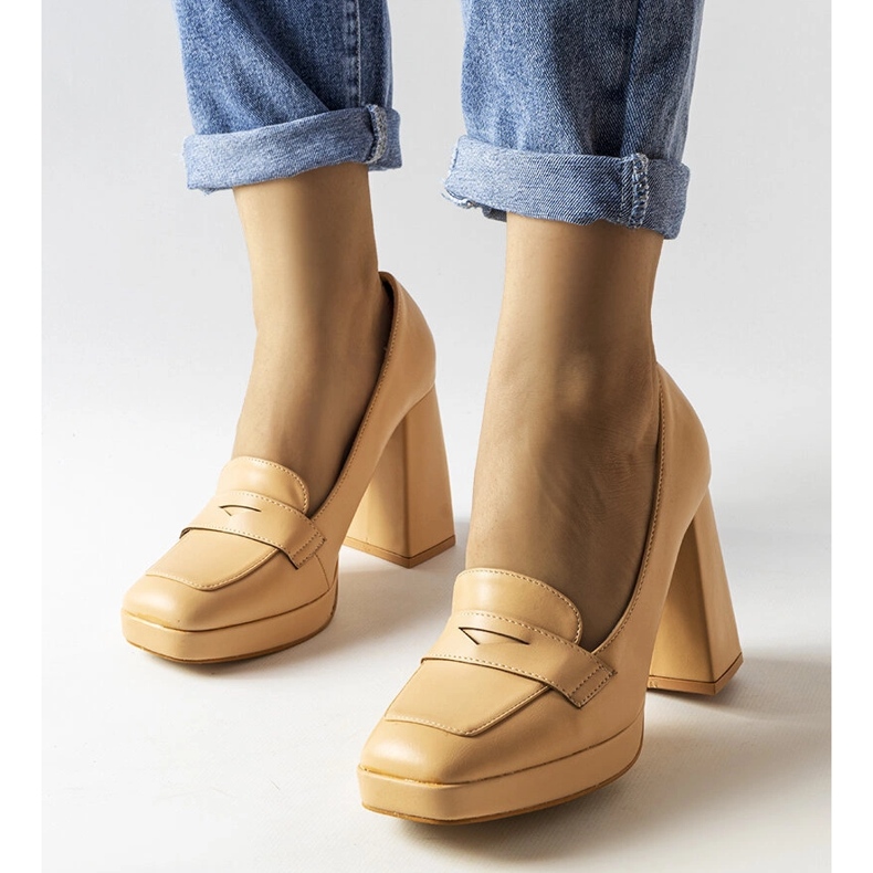 Beigefarbene Pumps mit hohen Absätzen von Inès 1