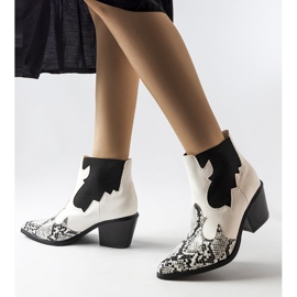 Weiße isolierte Cowboystiefel mit Schlangenmotiv von Goulet 1