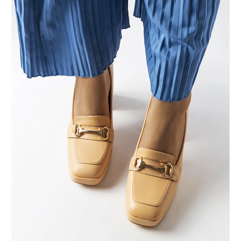 Beige Pumps auf einem geometrischen Block von Blaiss 1