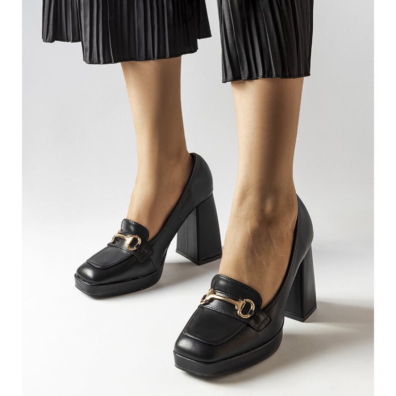 Schwarze Pumps auf einem geometrischen Block von Blaiss 1