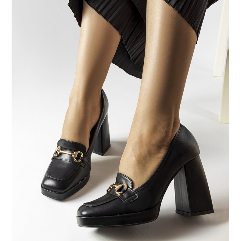 Schwarze Pumps auf einem geometrischen Block von Blaiss 2