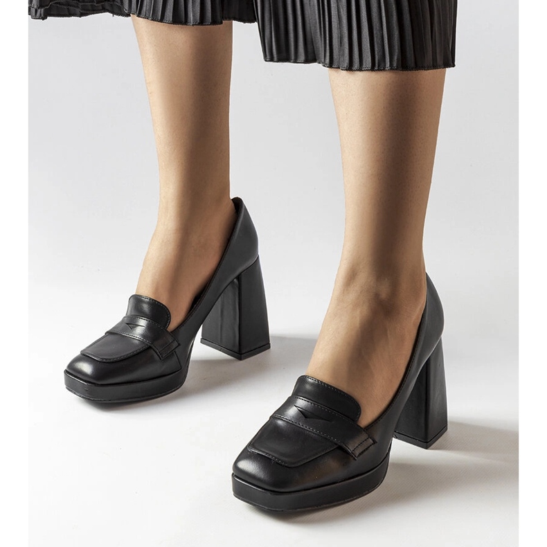 Schwarze Pumps mit hohen Absätzen von Inès 1