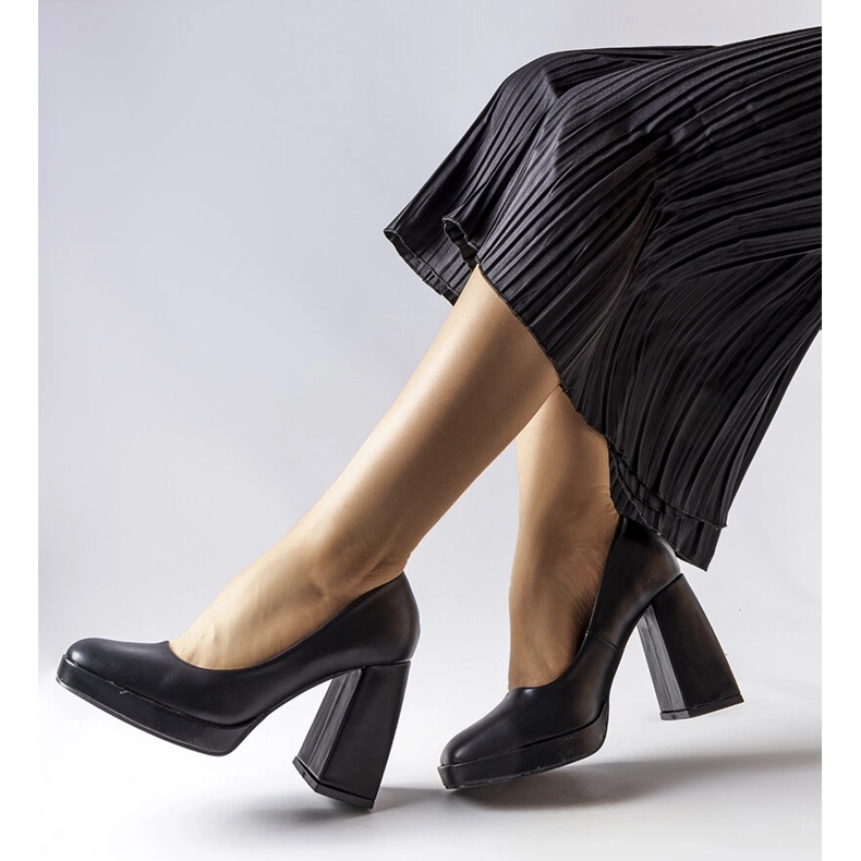 Schwarze Pumps mit hohen Absätzen von Mailly 1