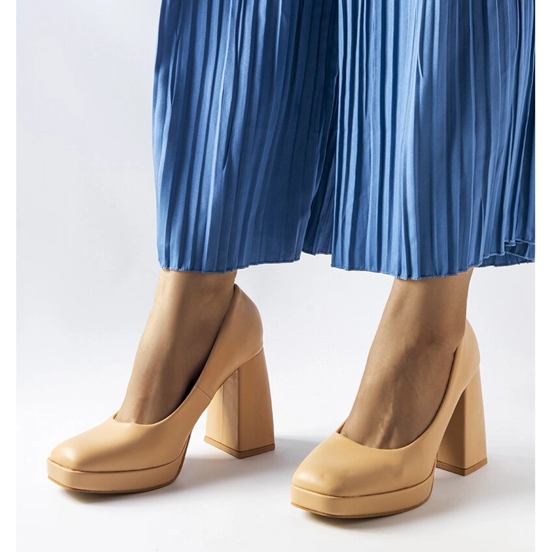 Beigefarbene Pumps mit hohen Absätzen von Mailly 1