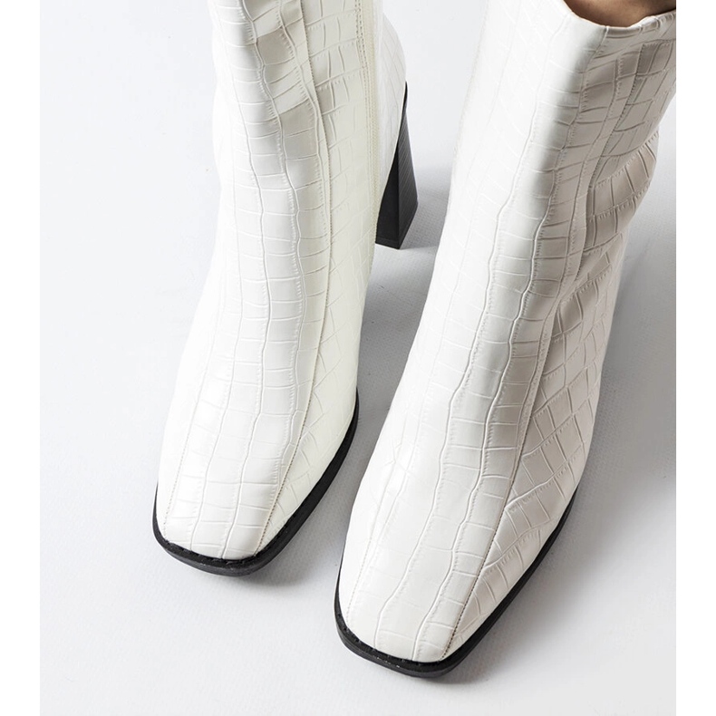 Weiße Stiefeletten mit Krokodillederimitat von Belluci 1