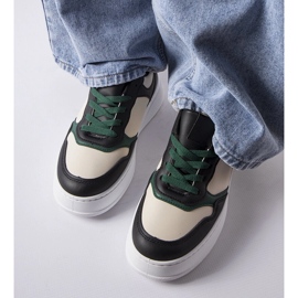 Schwarze und grüne Sneakers auf der Baron-Plattform 1